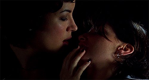 besos-lesbicos-bugas