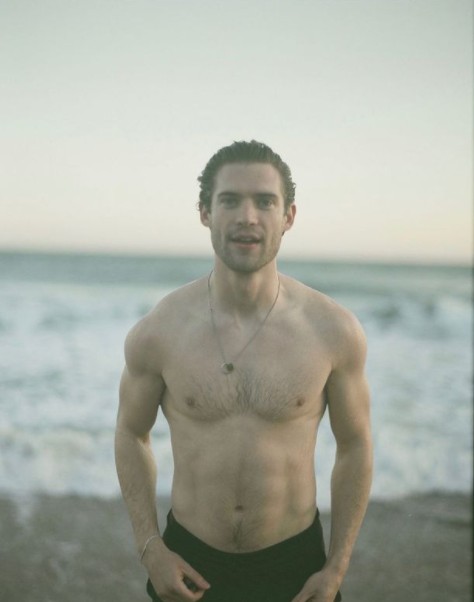 David Corenswet en la playa