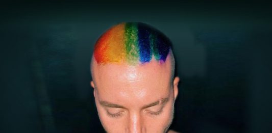 j-balvin-pelo-bandera-gay-arcoíris-00