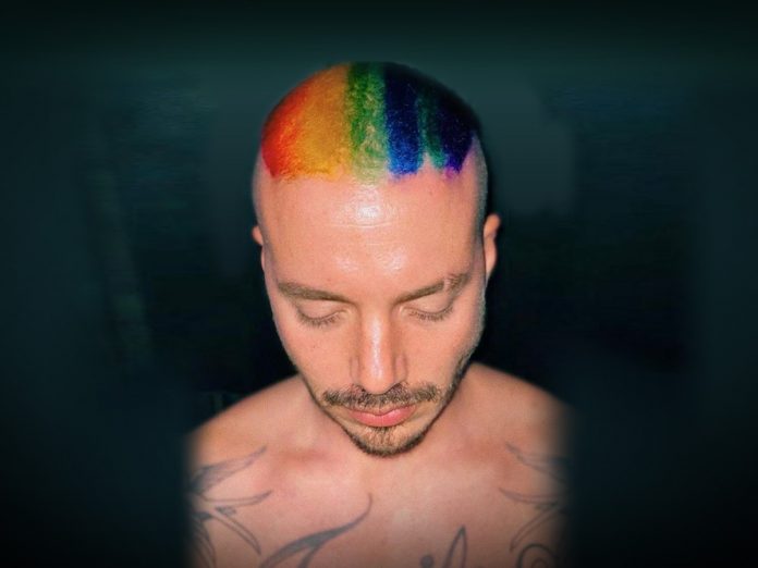 j-balvin-pelo-bandera-gay-arcoíris-00