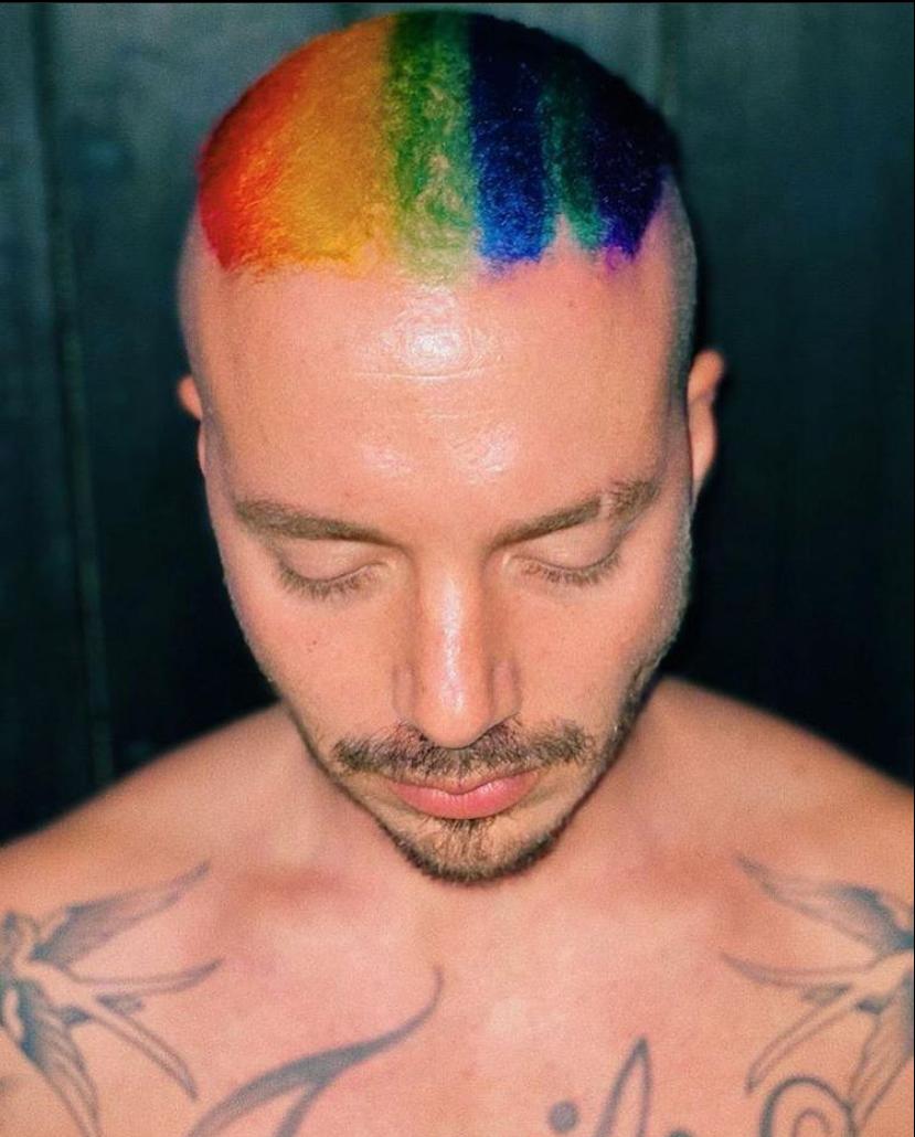 j-balvin-pelo-bandera-gay-arcoíris