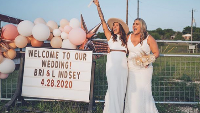 lesbianas-casan-autocinema-pandemia