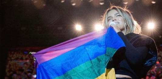 ondear-bandera-LGBT-alido-karol-g