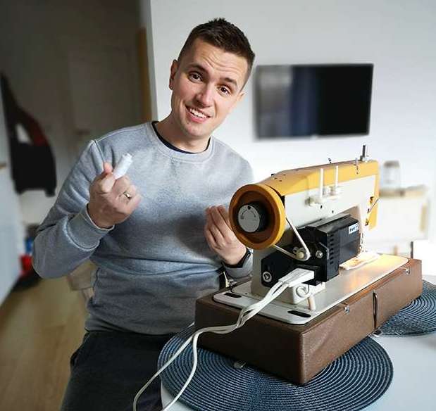 regalan-cubrebocas-con-colores-de-bandera-gay