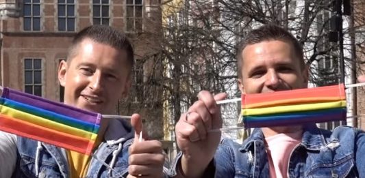 regalan-cubrebocas-con-colores-de-bandera-gay