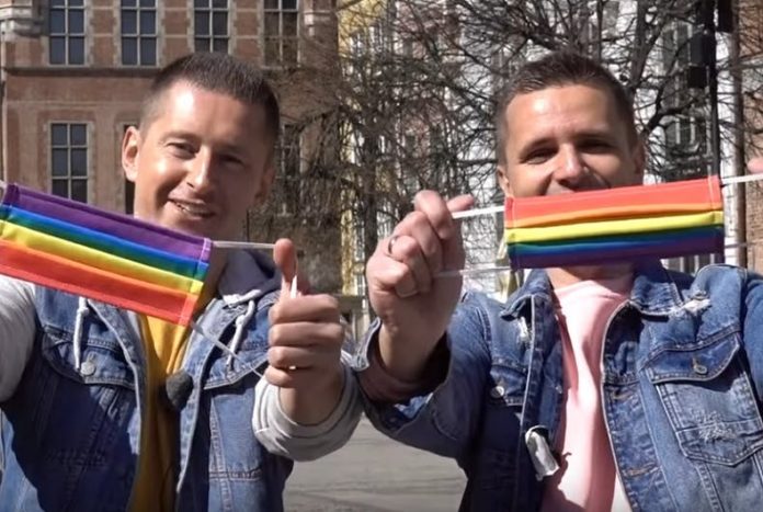 regalan-cubrebocas-con-colores-de-bandera-gay regalan-cubrebocas-con-colores-de-bandera-gay