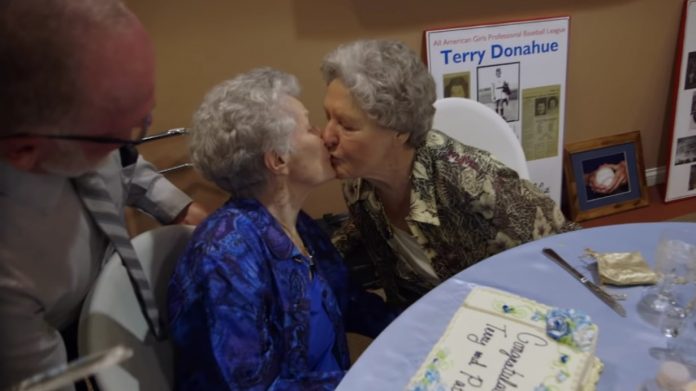 netflix-amor-secreto-terry-pat-viejitas-lesbianas