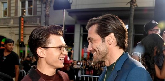 tom-holland-reta-Jake-Gyllenhaal-reto-sin-playera-0101