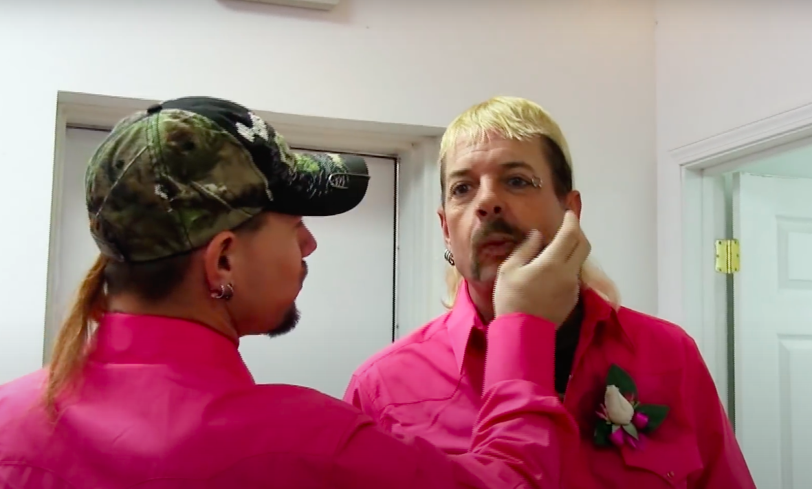 video-completo-boda-poliamorosa-joe-exotic