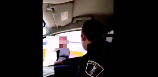Policía se grabó humillando a una mujer trans durante la cuarentena