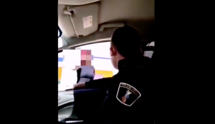 Policía se grabó humillando a una mujer trans durante la cuarentena