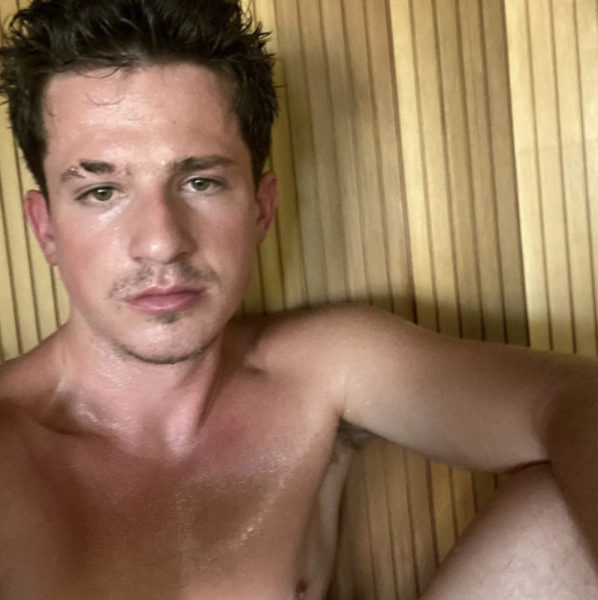 fotos sauna Charlie Puth