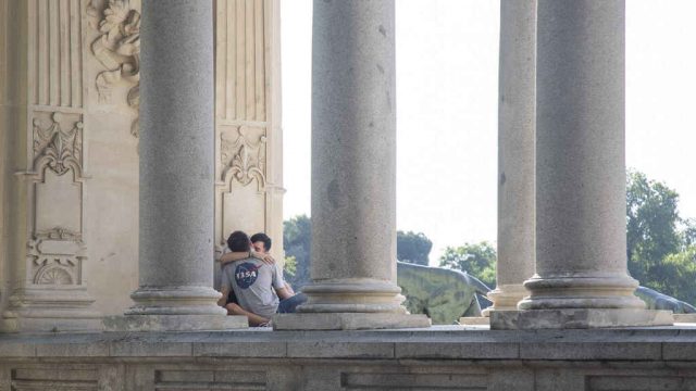 pareja-gay-parque-del-retiro
