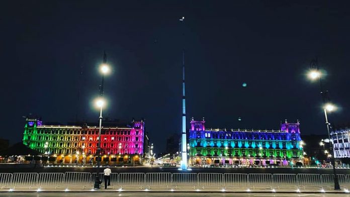 Zócalo bandera lgbtq+