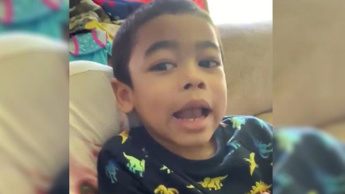 niñera golpea niño gay