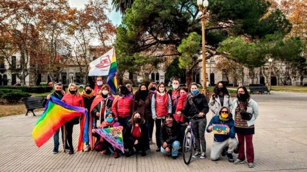 exmilitares ataques banderas LGBTQ+