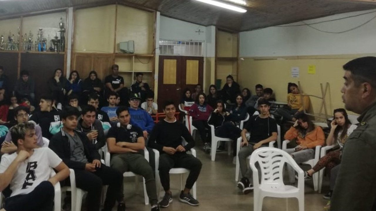 mamá insulta profesor gay