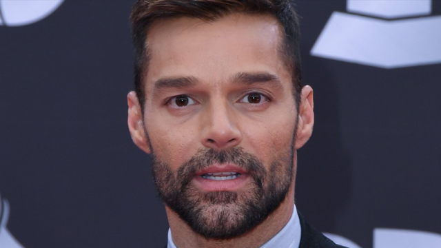 Ricky-Martin-Virgen-María-monseñor