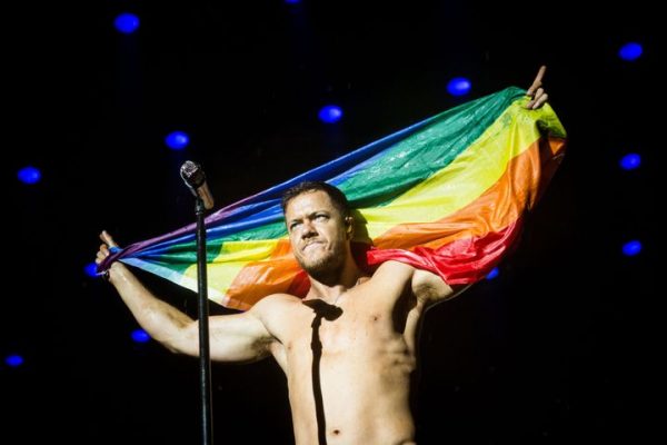 dan-reynolds-bandera-gay