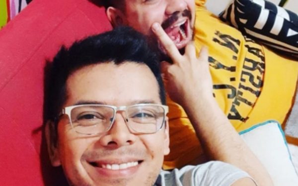 mamá insulta profesor gay