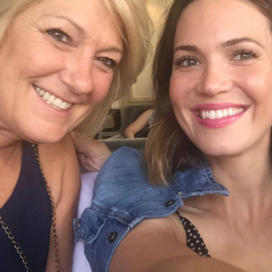 famosos-padres-lgbtq-mandy-moore