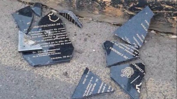 Exmilitares ataques bandera LGBTQ+