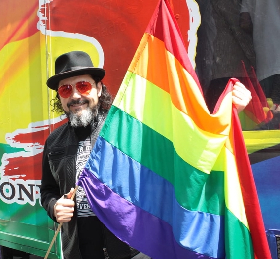 reyli-celebridades-heterosexuales-bandera-lgbtq