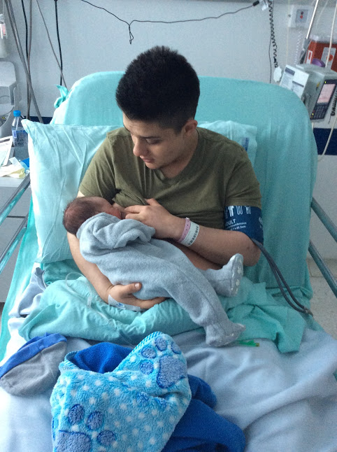 Hombre trans lactando