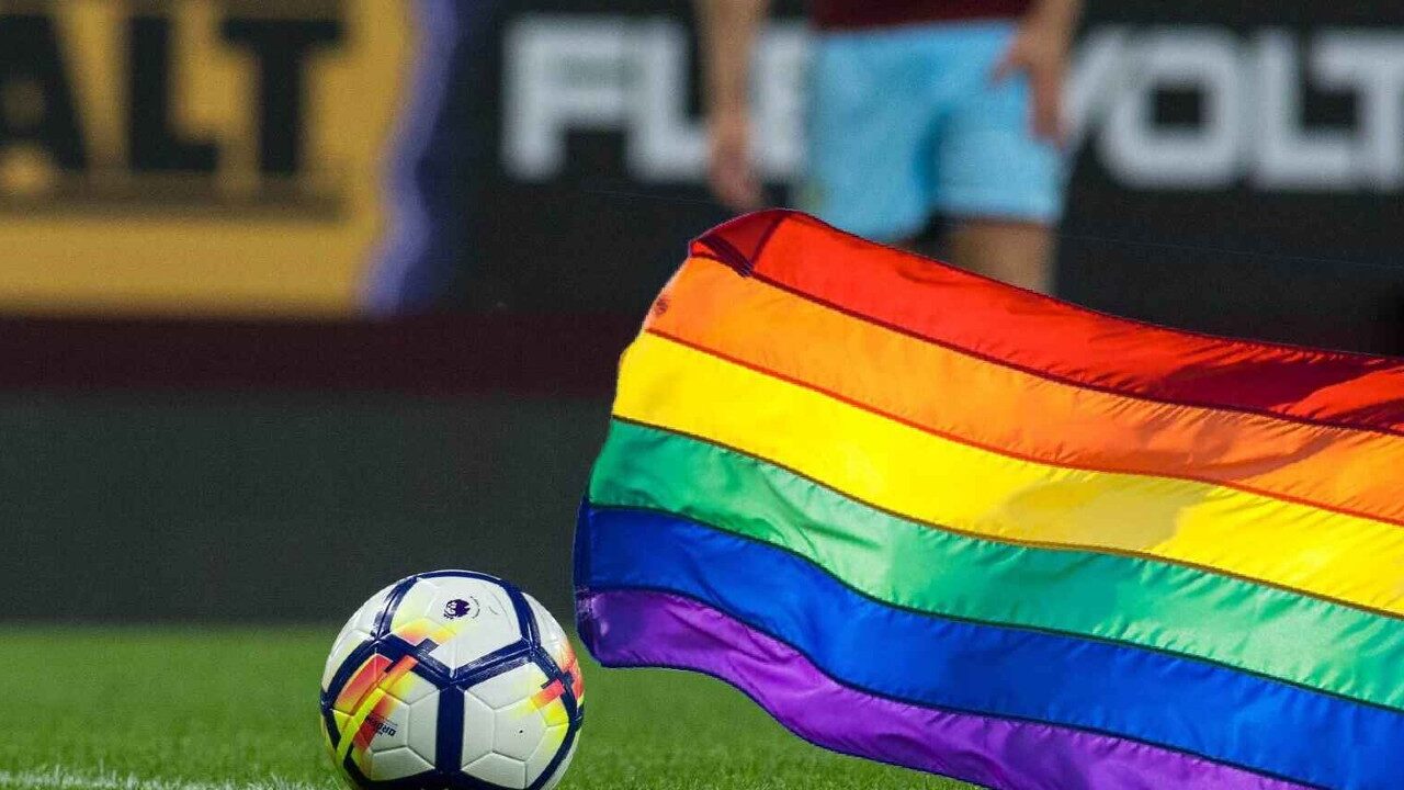 carta futbolista gay