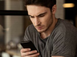 hombre con teléfono siendo ignorado ghosting