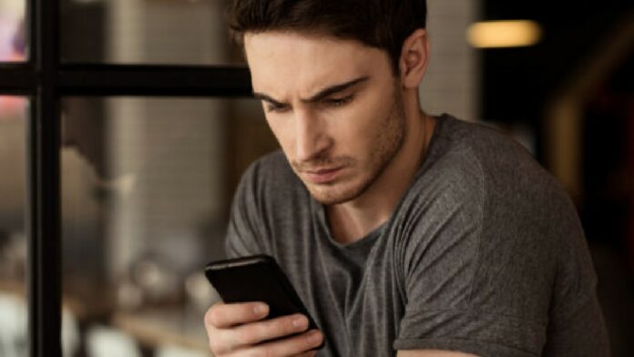 hombre con teléfono siendo ignorado ghosting