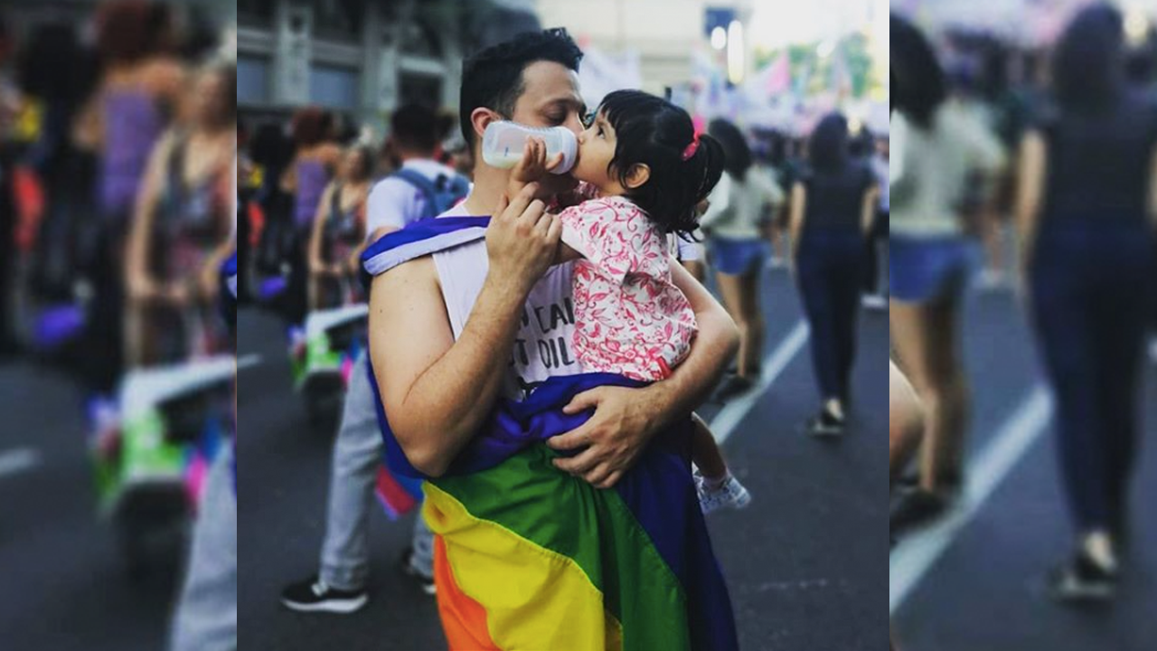papá gay soltero adopta