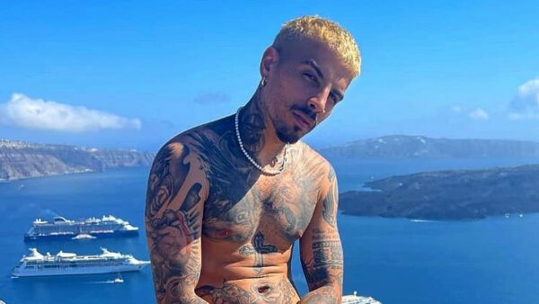 Rauw Alejandro sin playera