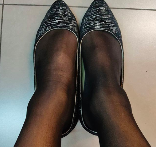 Fotografía de los zapatos de Nicté, después de ser víctima de discriminación laboral por ser una mujer trans.