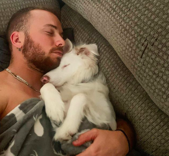 Aiden, chico trans, y su perrita ciega Plum son estrellas de TikTok.