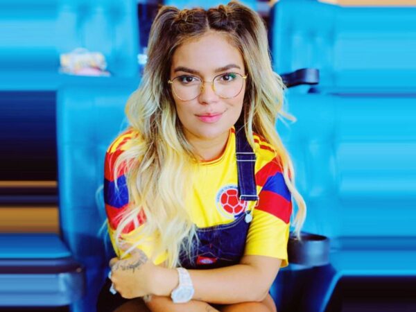 Karol G piensa que sostener una bandera de arcoíris la convierte en aliada LGBT