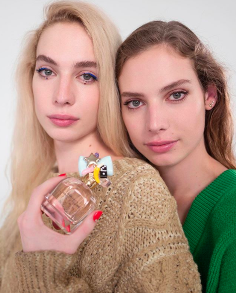 Las modelos y gemelas Madelyn y Margo Whitley causaron un furor inesperado en TikTok.