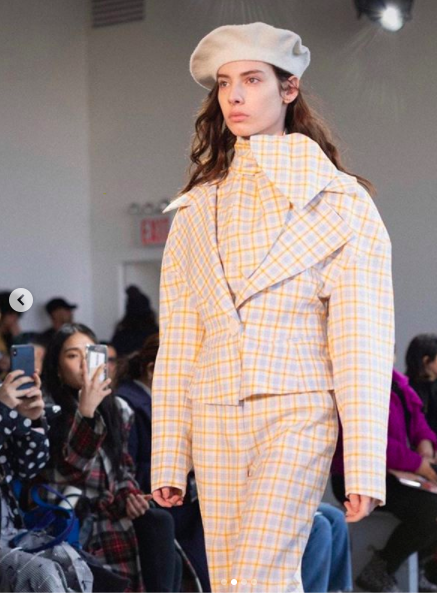 Madelyn Whitley durante una pasarela de Claudia Li.