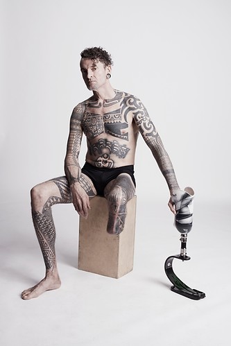 hombre gay sin pierna campeón de pole dance