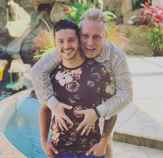 hombre gay propone matrimonio a ex de su hija