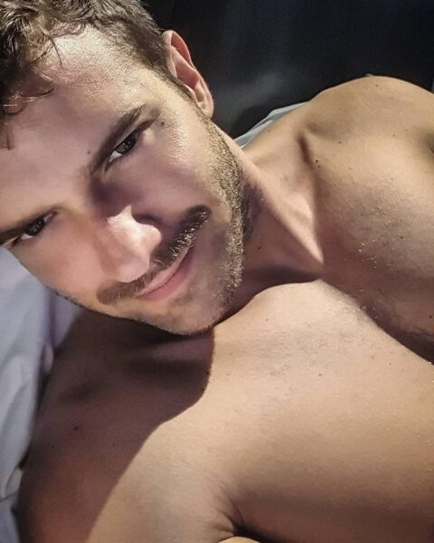 Pablo Alborán es uno de los famosos gays con pelo en el pecho