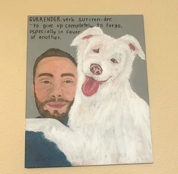 Pintura que muestra a Aiden con su perrita Plum.