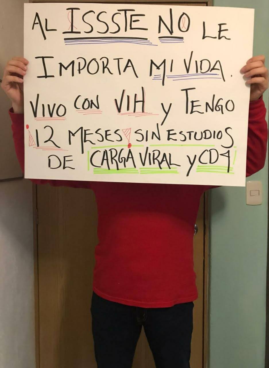Usuario con VIH sostiene pancarta reclamándole al ISSSTE.