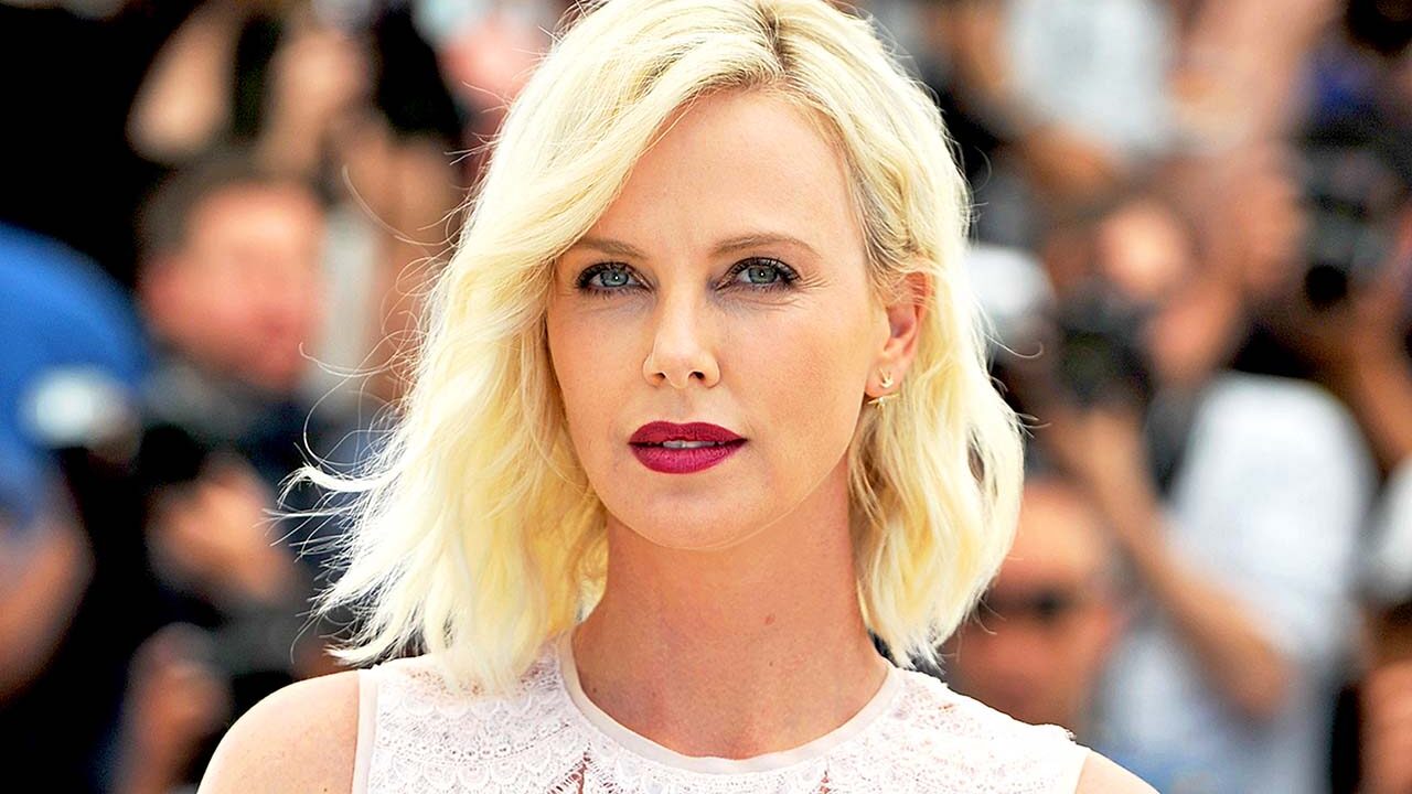 Charlize Theron está orgullosa de su hija trans.