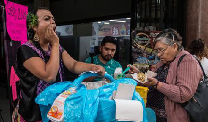Lady tacos de canasta fue atacada por policías de CDMX.