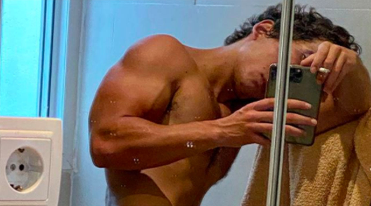 Miguel Herrán en una foto de su Instagram, donde pudimos ver una parte muy íntima de su cuerpo.