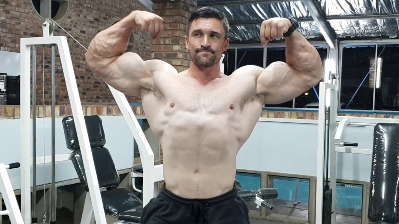 Estas poses de fisicoculturista te harán ver más musculoso.