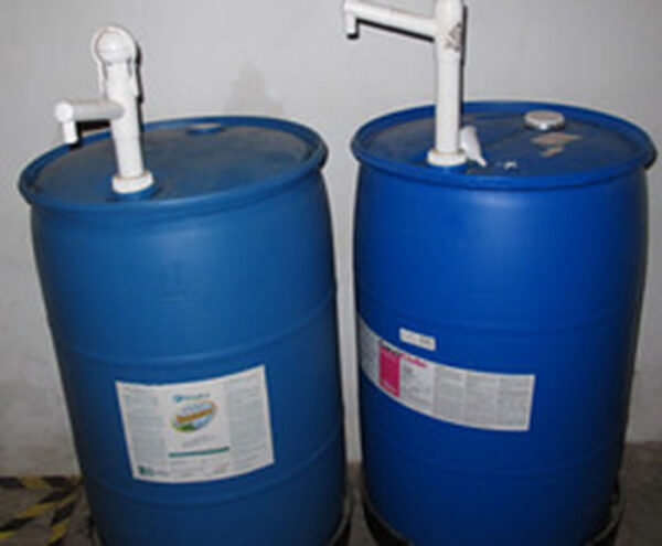 Barriles de lubricante industrial.