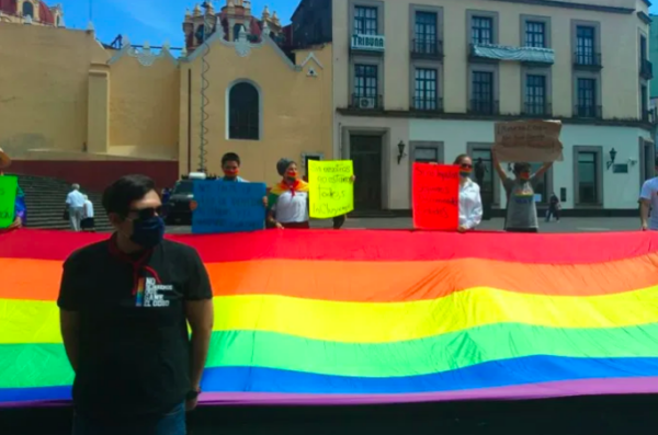 Protesta en Veracruz por no poder conseguir una reasignación de sexo genérica de manera fácil.