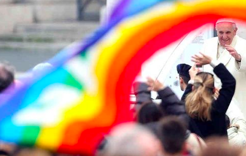 La bandera LGBT+, asociada con lo gay, en un evento católico.